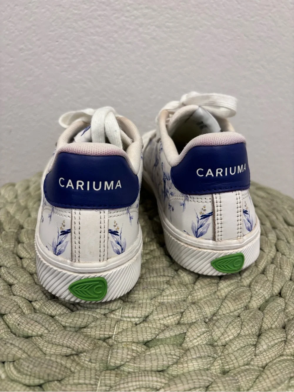 Cariuma Salvas White Leather with Blue Parrot Floral Accent Sneakers Size 9